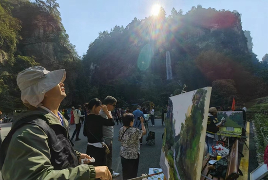 用画笔描绘美丽山水.jpg