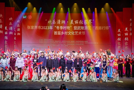 群众演在其中、乐在其中，活跃了文化活动氛围。.jpg