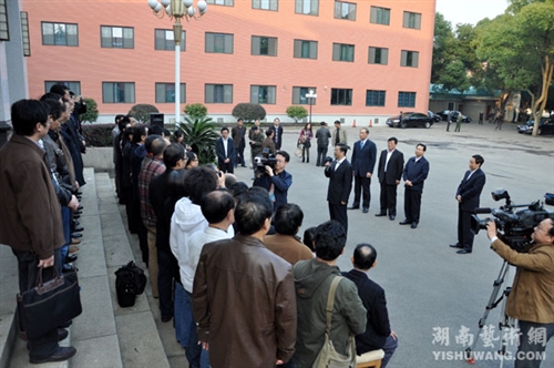 湖南省委书记周强为出席全国文代会、作代会的湖南代表团送行